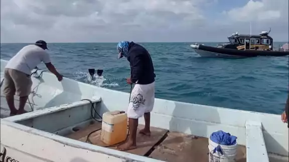 Tanto la embarcación como el producto marino y los equipos de pesca fueron retenidos. Tanto la embarcación como el producto marino y los equipos de pesca fueron retenidos.