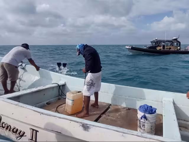 Tanto la embarcación como el producto marino y los equipos de pesca fueron retenidos.