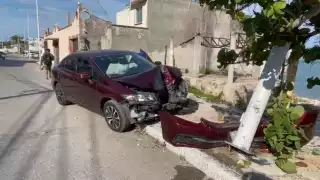 Fuerte accidente en Lerma: jóvenes chocan y abandonan su auto destrozado