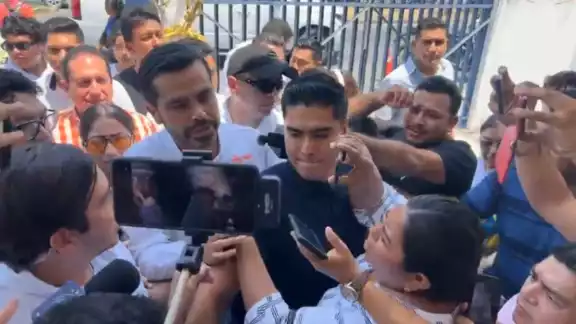 Al parecer, el candidato se incomodó al ser cuestionado por la tragedia en Monterrey. Al parecer, el candidato se incomodó al ser cuestionado por la tragedia en Monterrey.