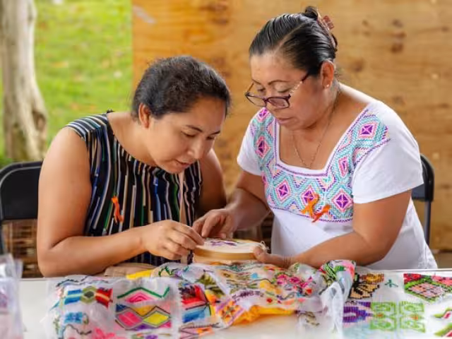 Más de 80 mujeres aprenden sobre el bordado artesanal en Tulum