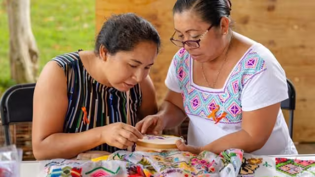 Más de 80 mujeres aprenden sobre el bordado artesanal en Tulum