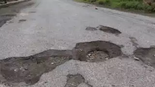 La carretera está repleta de baches
