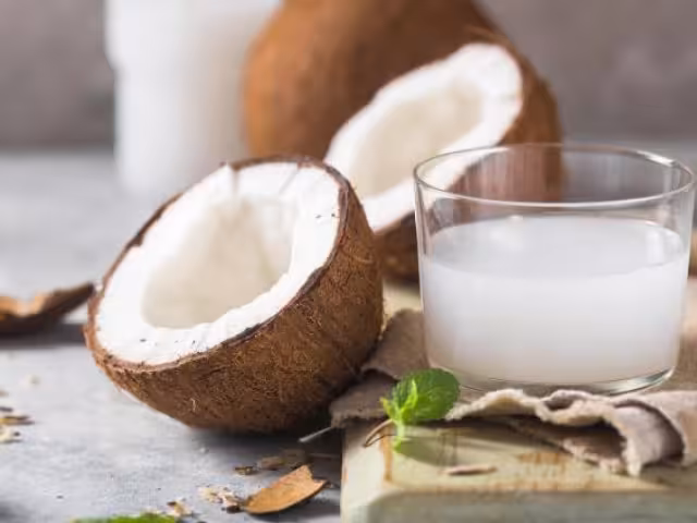 Conoce por qué el agua de coco es el tesoro líquido del verano