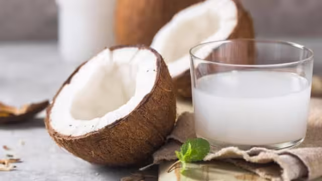 Conoce por qué el agua de coco es el tesoro líquido del verano