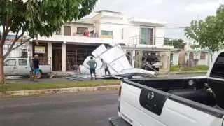 Fuertes vientos tiran estructura metálica en Arboledas