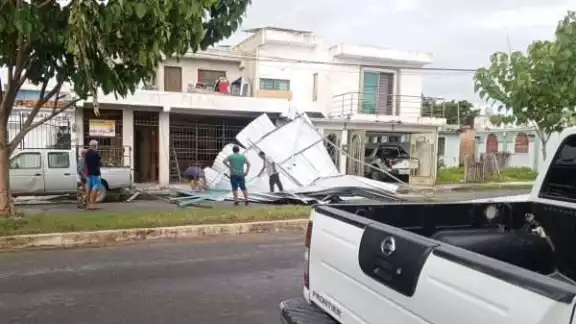 Fuertes vientos tiran estructura metálica en Arboledas