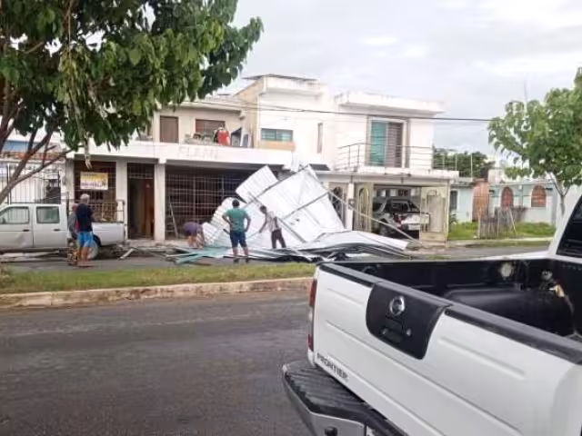 Fuertes vientos tiran estructura metálica en Arboledas