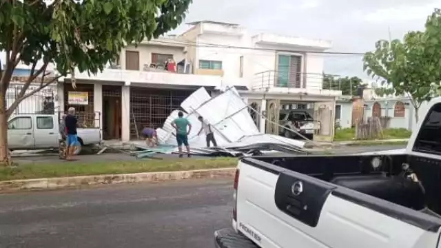 Fuertes vientos tiran estructura metálica en Arboledas