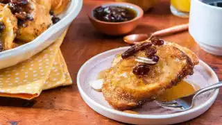 La capirotada michoacana incluye capas de pan