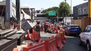 Automóvil impactado por caída parcial de estructura en CDMX