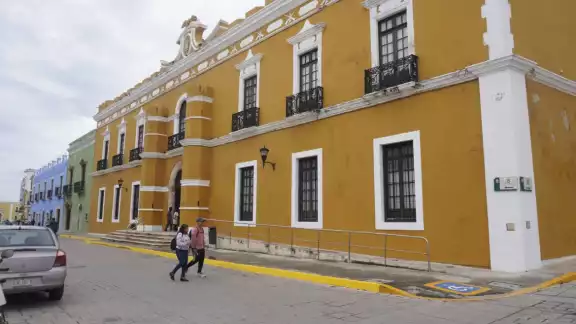Ariana Rejón Lara, presidenta del PRI Campeche, urgió a proteger a los trabajadores tras la privatización aprobada por el Cabildo del Ayuntamiento de Campeche.