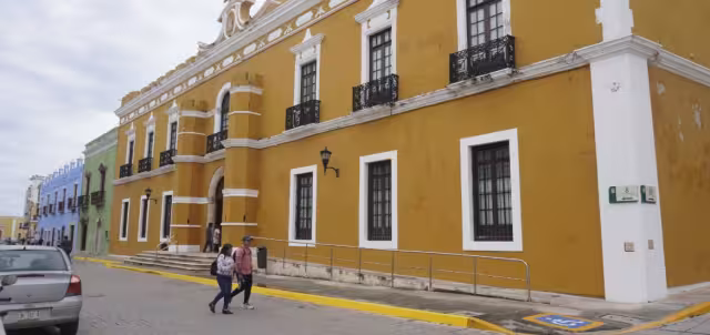Ariana Rejón Lara, presidenta del PRI Campeche, urgió a proteger a los trabajadores tras la privatización aprobada por el Cabildo del Ayuntamiento de Campeche.