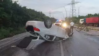 Conductor termina volcado en la avenida Huayacán de Cancún por conducir a exceso de velocidad