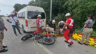 Paramédicos de la Cruz Roja y personal de Protección Civil acudieron al lugar para atender