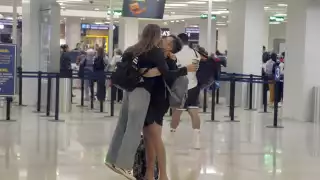 Pareja extranjera protagoniza emotiva despedida  en el aeropuerto de Cancún 