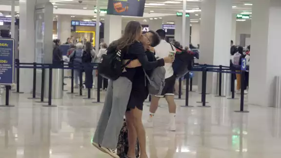 Los jóvenes partieron en vuelos distintos, ya que la mujer vive en Estados Unidos, mientras que, el hombre radica en Canadá Los jóvenes partieron en vuelos distintos, ya que la mujer vive en Estados Unidos, mientras que, el hombre radica en Canadá