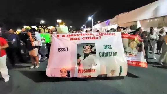 Familiares se dieron a la repartición de volantes para continuar con la búsqueda del enfermero. Familiares se dieron a la repartición de volantes para continuar con la búsqueda del enfermero.