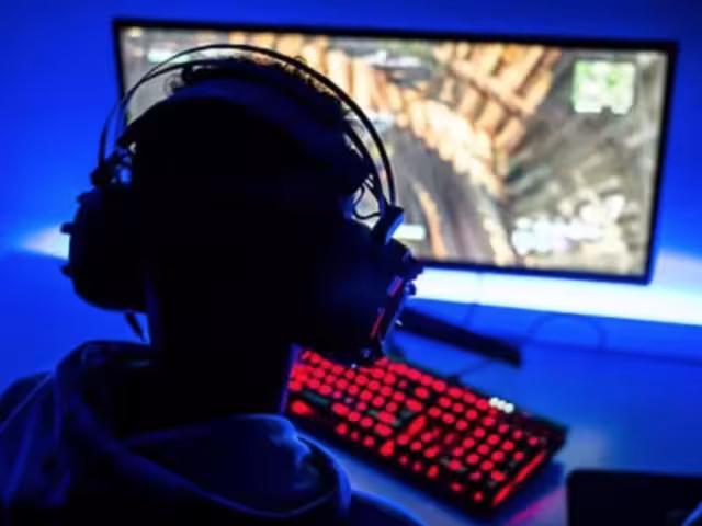 El grooming es cuando un adulto mediante engaños se gana la confianza del menor, por lo que establece algún tipo de amistad con él 