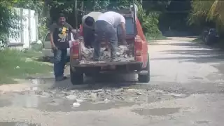 Albañiles tapan baches en Escárcega ante abandono de Obras Públicas