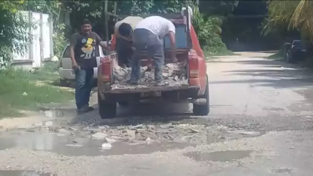 Vecinos de la colonia 10 de Mayo, en Escárcega, llevan meses sufriendo por una calle llena de baches.