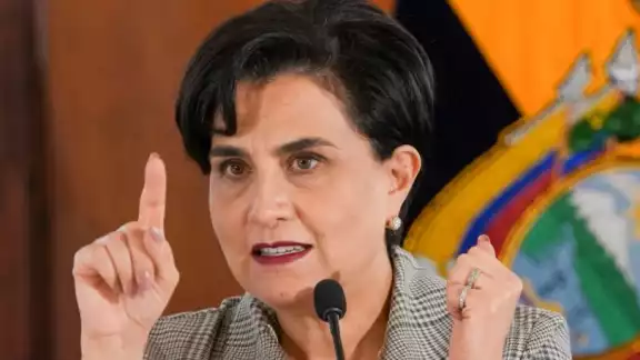 Gabriela Sommerfeld, ministra de Ecuador, solicita diálogo con Claudia Sheinbau,
