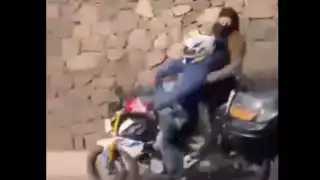 Ciudadano embiste a sujetos que intentaron quemar una casilla en Querétaro: VIDEO