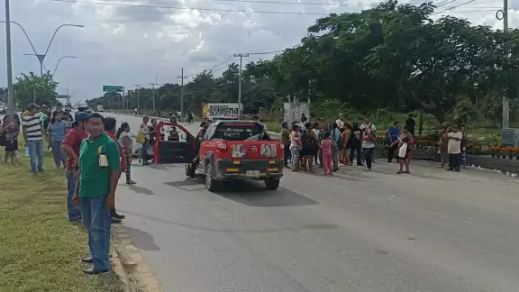 Un grupo diferente inició otros bloqueos en la avenida José López Portillo debido a la falta de pavimentación Un grupo diferente inició otros bloqueos en la avenida José López Portillo debido a la falta de pavimentación
