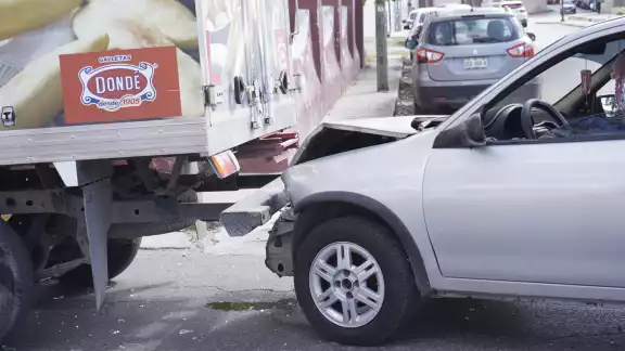 Destruye su auto al chocar contra camión de reparto Destruye su auto al chocar contra camión de reparto