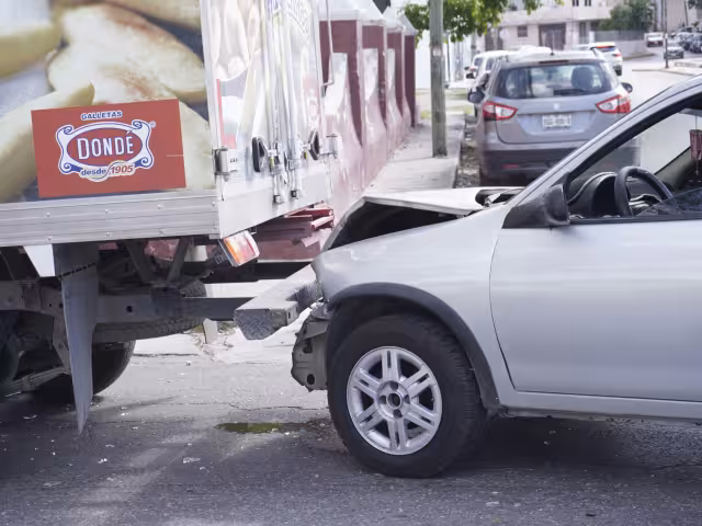 Destruye su auto al chocar contra camión de reparto
