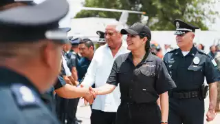 Fiscal General Q. Roo y Presidenta Municipal de Playa del Carmen asisten a la Ceremonia de Entrega de Armamento 2025