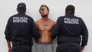 El posible implicado habría roto la ventana de un vehículo para sustraer diversos objetos