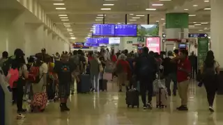 Falla en el sistema afecta a más de 200 vuelos y 30 mil turistas en el aeropuerto de Cancún