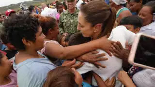 "Nunca los vamos a dejar", Presidenta Sheinbaum hizo parada en Puerto Escondido, de los más afectados por huracán Erick