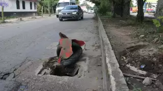 Se prolonga más de un año alcantarilla abierta y baches en la Av. Chichen Itzá de Cancún