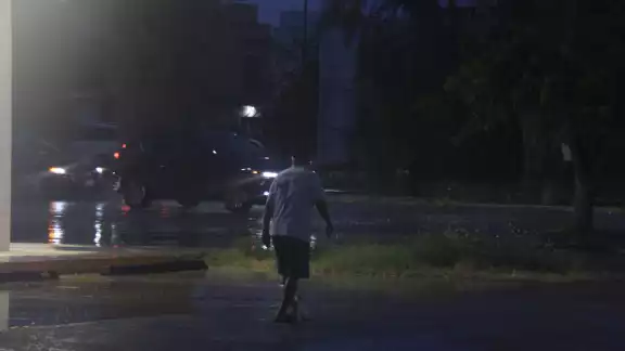 Los habitantes fueron sorprendidos sin paraguas ni ropa adecuada por la lluvia. Los habitantes fueron sorprendidos sin paraguas ni ropa adecuada por la lluvia.