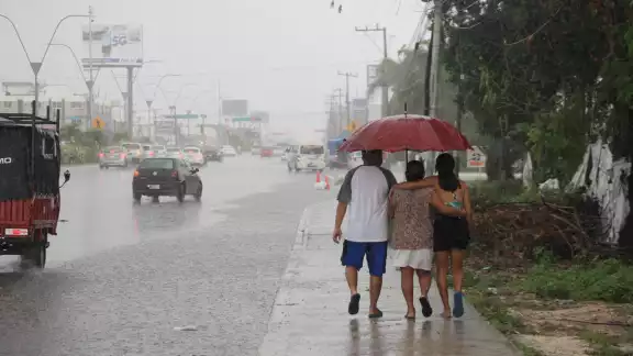Diversas lluvias y chubascos se desataron en Cancún durante la tarde del sábado, causando encharcamientos y afectaciones en vialidades Diversas lluvias y chubascos se desataron en Cancún durante la tarde del sábado, causando encharcamientos y afectaciones en vialidades