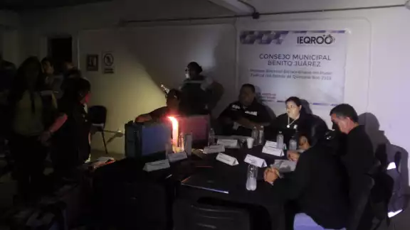 Los presentes tuvieron que usar la luz de sus celulares para poder seguir trabajando. Los presentes tuvieron que usar la luz de sus celulares para poder seguir trabajando.
