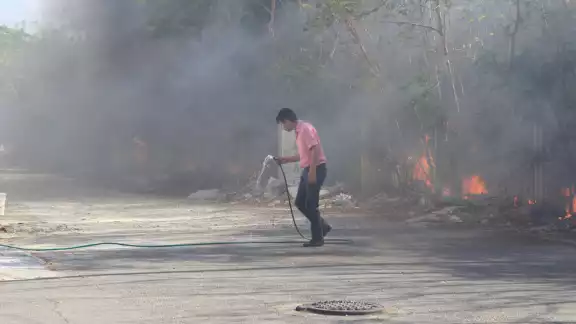 Los fuertes vientos facilitaron la propagación del fuego. Los fuertes vientos facilitaron la propagación del fuego.