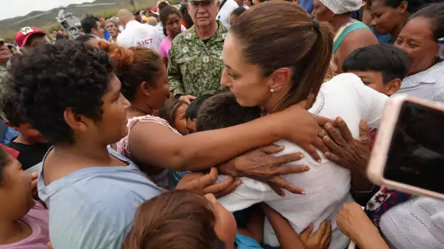 La presidenta Sheinbaum visitó las zonas más afectadas por el huracán Erick en Oaxaca.