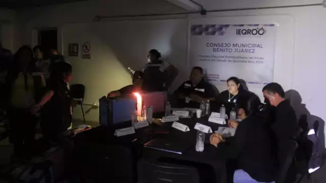 Los presentes tuvieron que usar la luz de sus celulares para poder seguir trabajando.