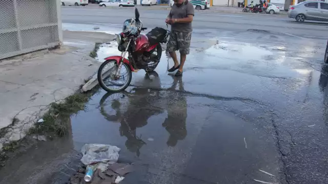 Las lluvias han superado el sistema de alcantarillado de la ciudad.