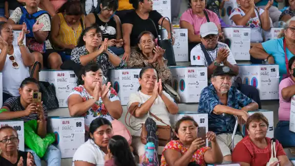 Mara Lezama impulsa el autoempleo femenino con entrega de 300 máquinas de coser