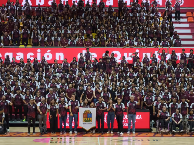 Mara Lezama abanderó a 727 atletas quintanarroenses.