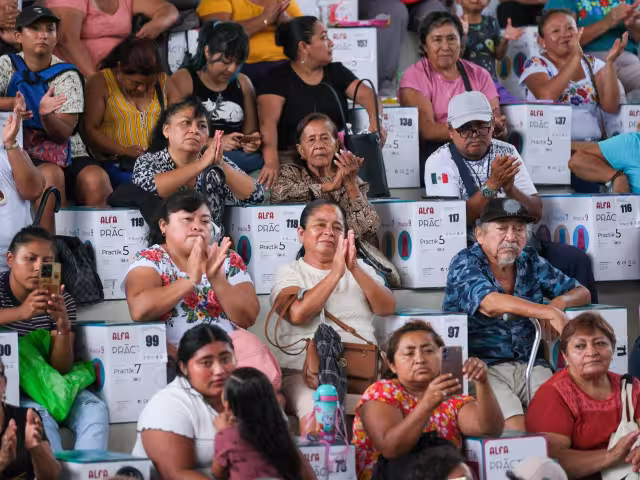 Mara Lezama impulsa el autoempleo femenino con entrega de 300 máquinas de coser