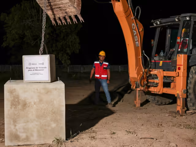 Colocaron la primera piedra para la construcción de dos mil viviendas en Tabasco.
