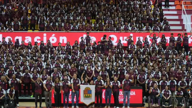 Mara Lezama abanderó a 727 atletas quintanarroenses.