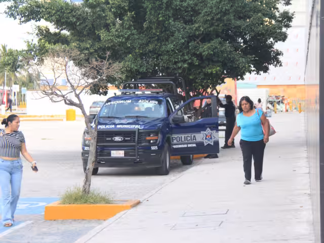 Después del atraco frustrado del domingo, una patrulla se apostó en las afueras.