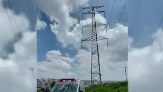 Rescatan a joven que intentó lanzarse de una torre de alta tensión en Atizapán, Edomex