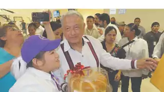 Emotiva despedida de AMLO: Gobernadores y yucatecos lo arropan en su último viaje